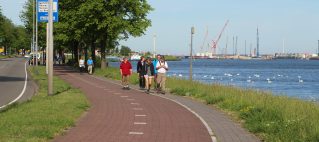 Wandelaars wandelen langs het Noordzeekanaal