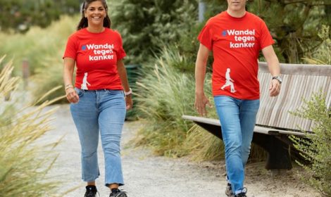 Vrouw en man in Wandel-tegen-kanker-t-shirts