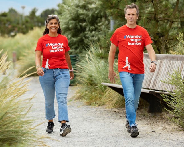 Vrouw en man in Wandel-tegen-kanker-t-shirts