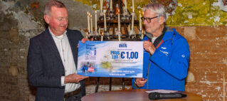 Burgemeester Frank Dales neemt het eerste lot in ontvangst van voorzitter Fred van Dam