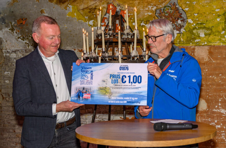 Burgemeester Frank Dales neemt het eerste lot in ontvangst van voorzitter Fred van Dam