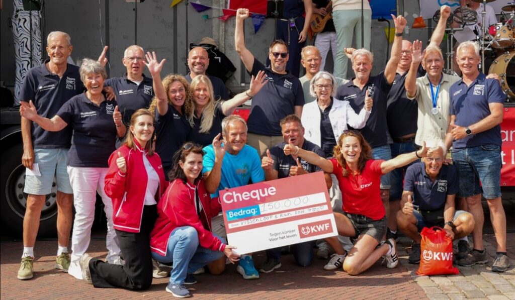 Leden van de Vissenloop en -Run-organisatie en vertegenwoordigers van KWF met de cheque