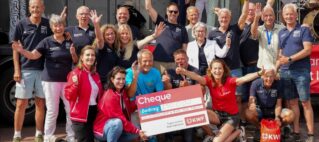 Leden van de Vissenloop en -Run-organisatie en vertegenwoordigers van KWF met de cheque