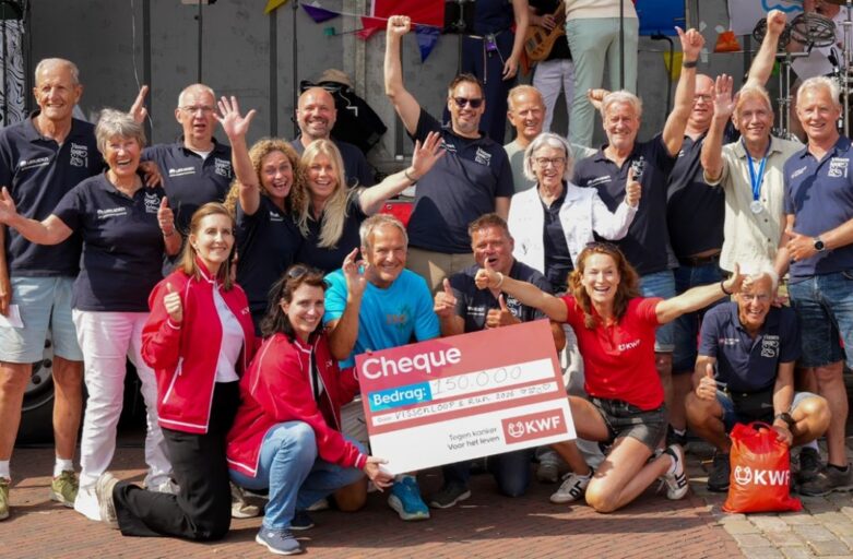 Leden van de Vissenloop en -Run-organisatie en vertegenwoordigers van KWF met de cheque