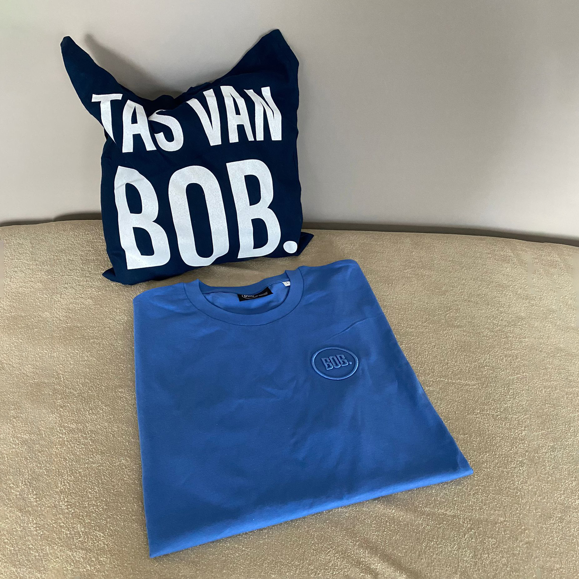 Tas van Bob met een Bob tshirt. City sportfashion & sneakers Santpoort